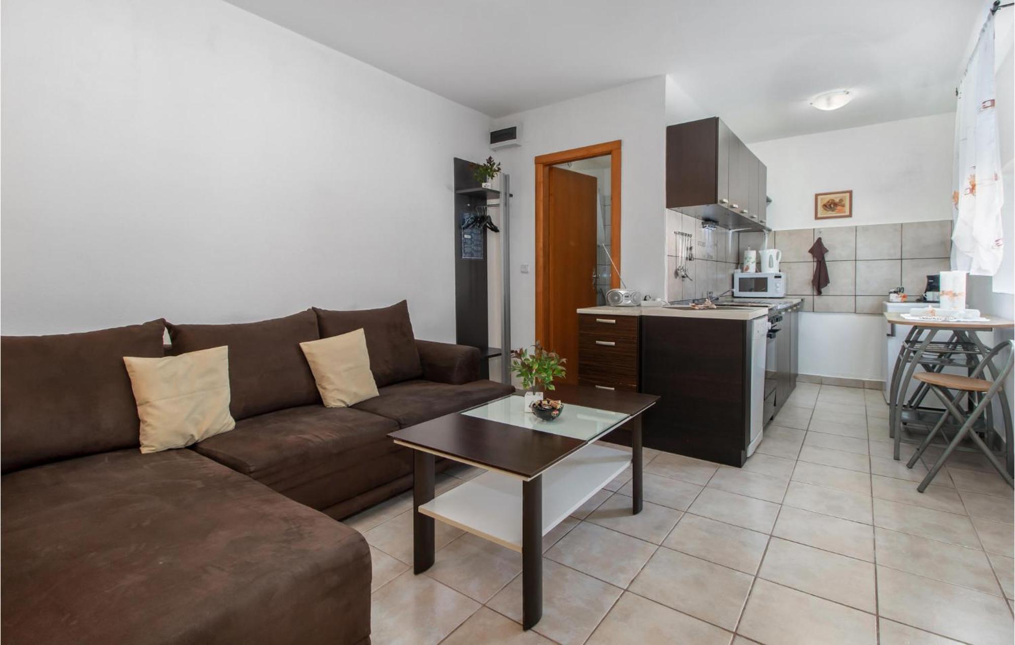 Amazing apartment in Smrika with 1 Bedrooms&WiFi Buitenkant foto