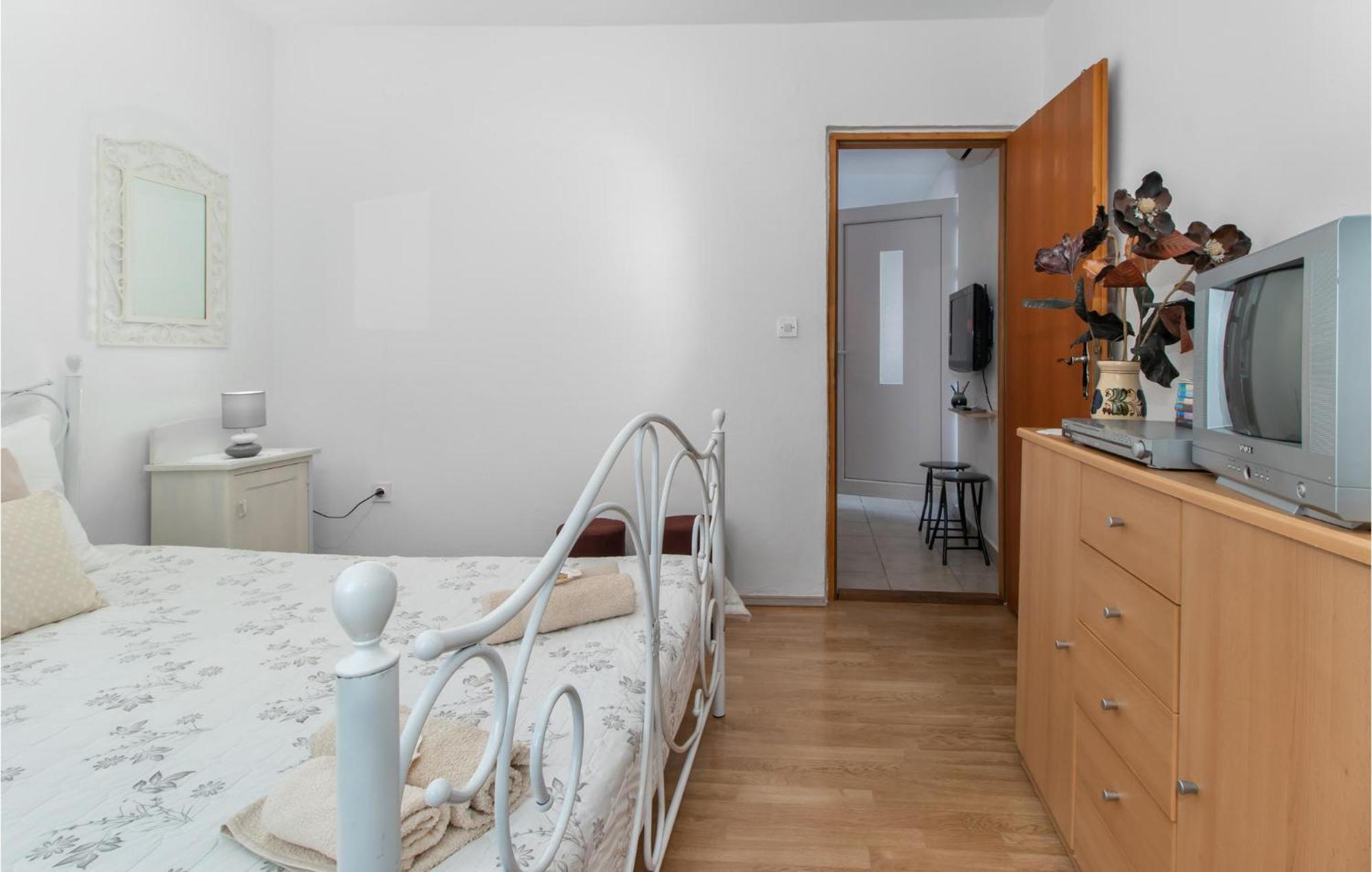 Amazing apartment in Smrika with 1 Bedrooms&WiFi Buitenkant foto
