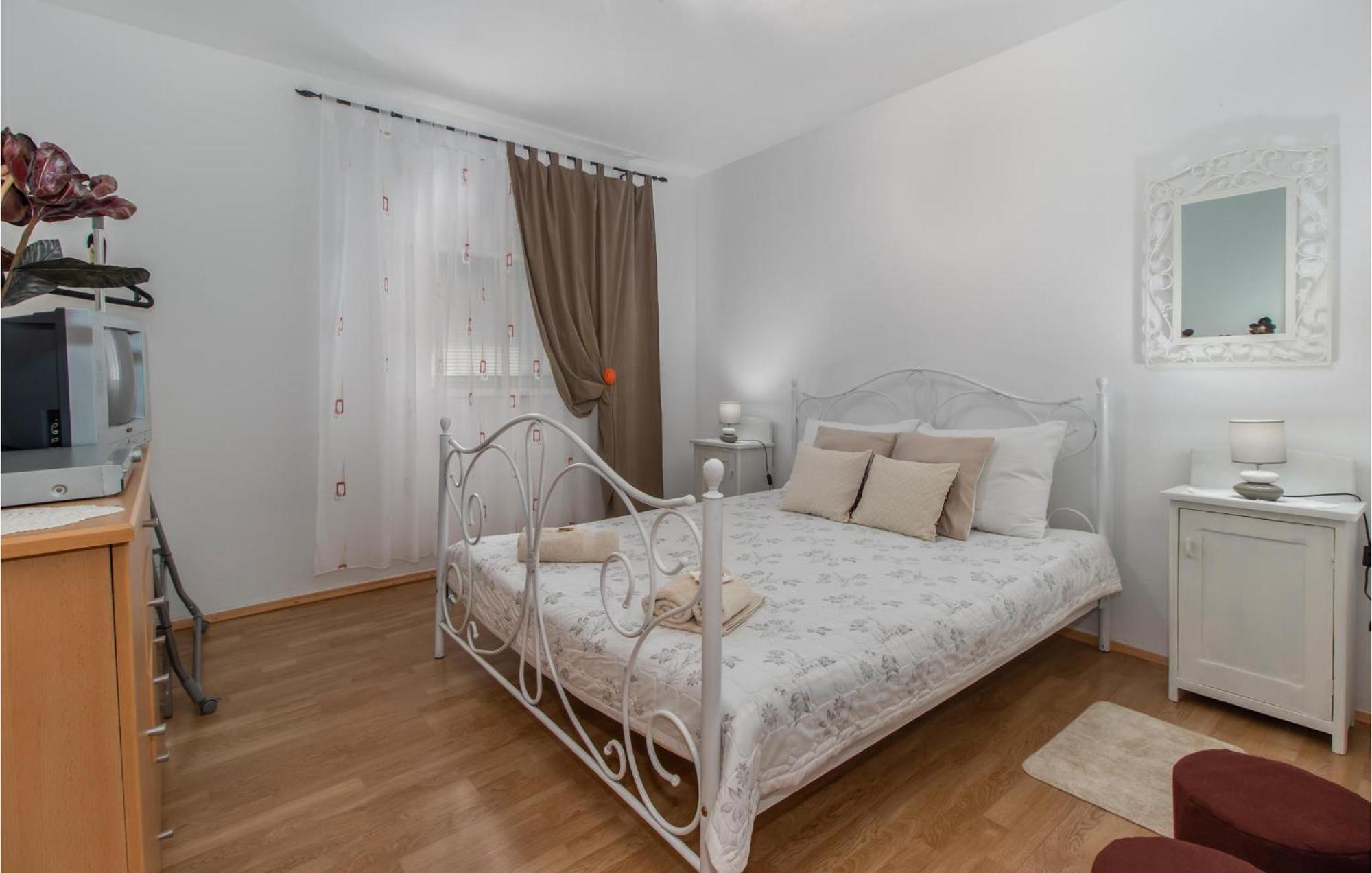 Amazing apartment in Smrika with 1 Bedrooms&WiFi Buitenkant foto